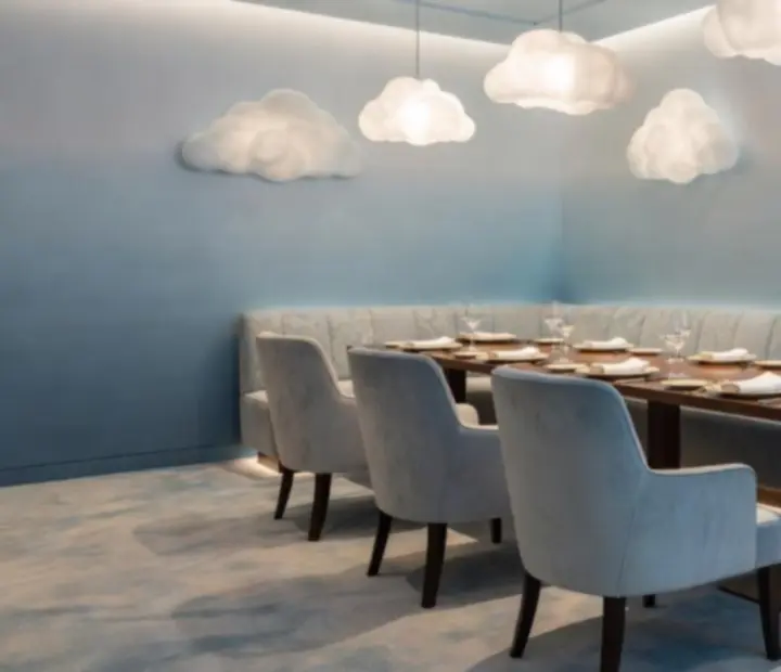 Salle privée lumineuse avec décor ciel et nuages chez Luminoblebo