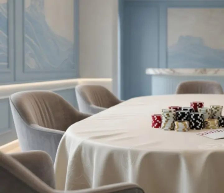 Table de poker installée dans un restaurant chic avec lumière douce